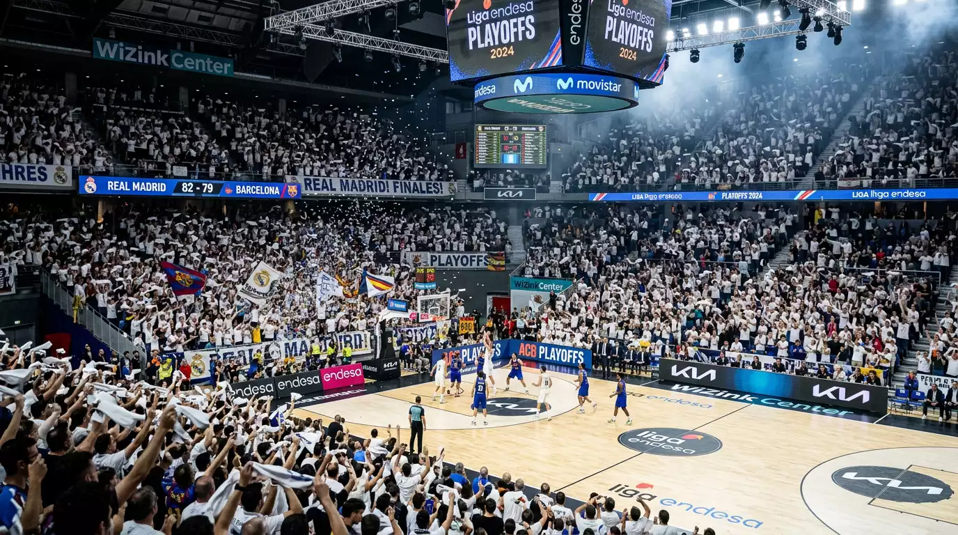 Ambiente de playoffs de la ACB con pabellón lleno de aficionados animando durante un partido eliminatorio de la Liga Endesa