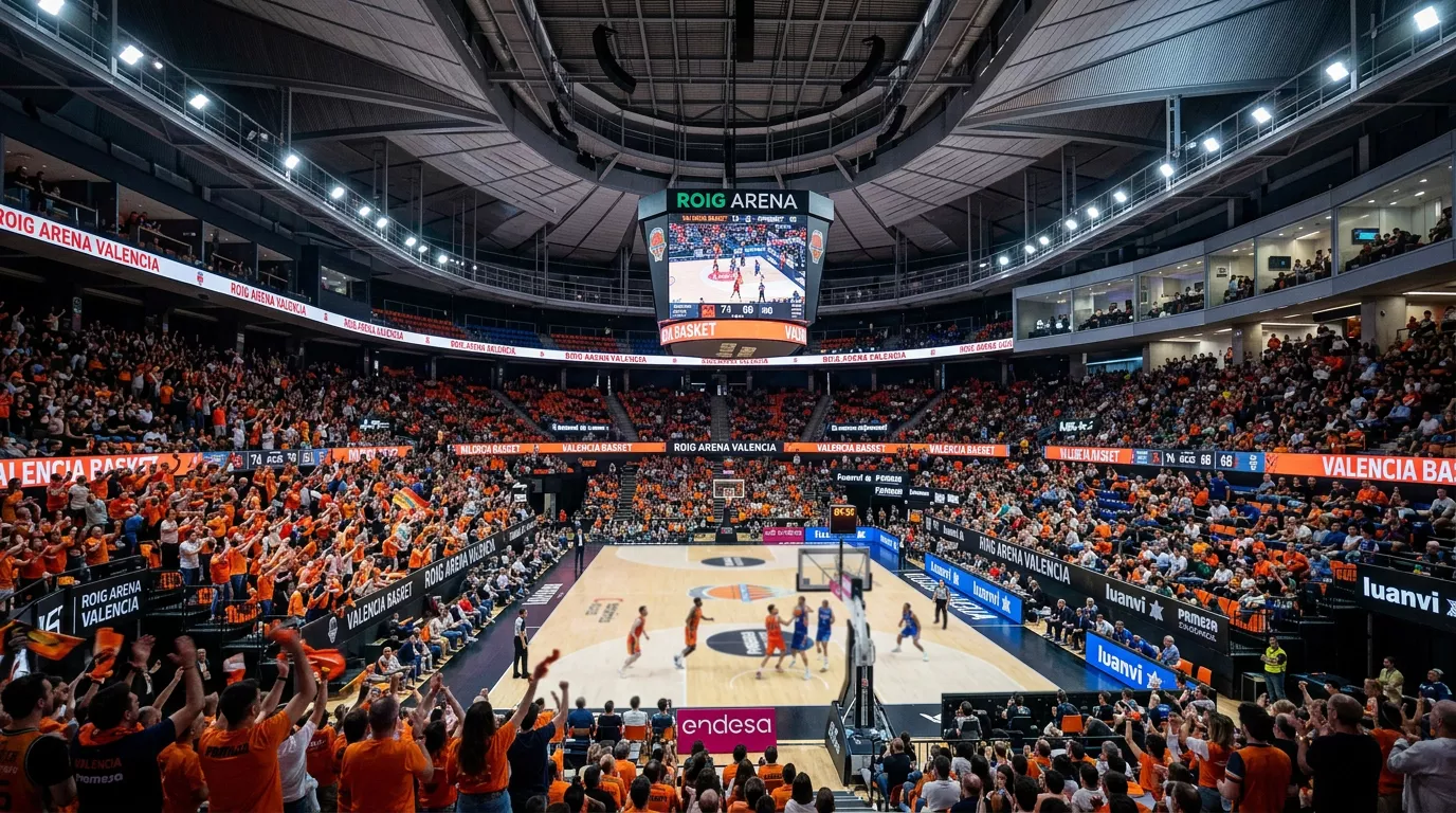 Interior del Roig Arena de Valencia durante un partido de baloncesto con gradas llenas de espectadores