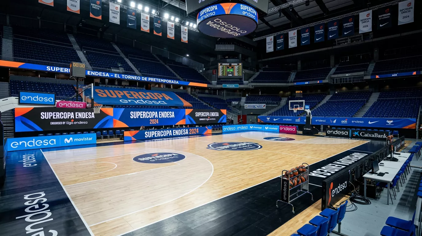 Pabellón de baloncesto preparado para la Supercopa Endesa con decoración del torneo y cancha iluminada
